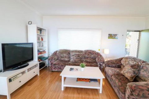 Lakefront Simplicity - Darwin Holiday 3