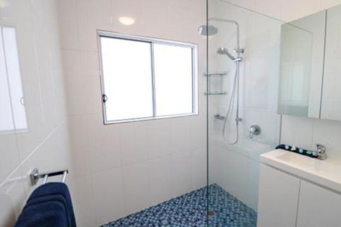 Lakefront Simplicity - Darwin Holiday 5