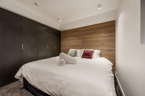 Elk At Falls - Darwin Holiday 4