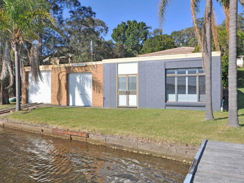 The Studio On The Lake At Fishing Point Lake Macquarie Honestly Put The Line In & Catch Fish - Darwin Holiday 2