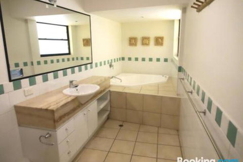 Cylinder Cove 1 - Darwin Holiday 3