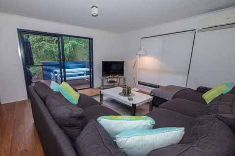 Demure Charm - Darwin Holiday 1