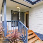 Demure Charm - Darwin Holiday 0