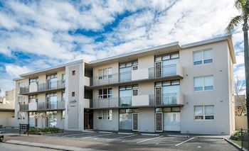 Glenelg Holiday Apartments- Corfu - Darwin Holiday 2
