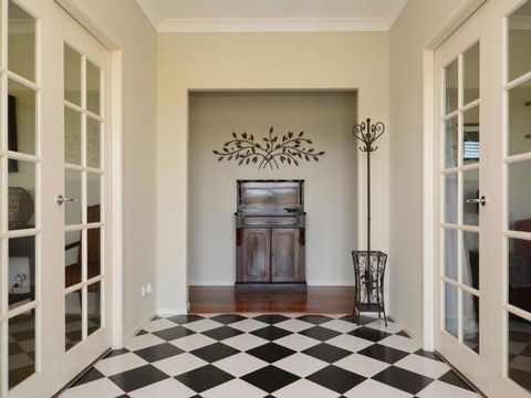 Silver Springs (4br) Cottage With Wifi Views Olives & Space . Fireplace Views Olives & Space - Darwin Holiday 4