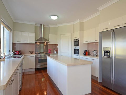 Silver Springs (4br) Cottage With Wifi Views Olives & Space . Fireplace Views Olives & Space - Darwin Holiday 1