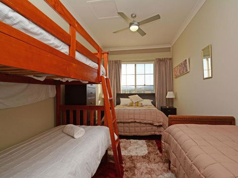 Silver Springs (4br) Cottage With Wifi Views Olives & Space . Fireplace Views Olives & Space - Darwin Holiday 3
