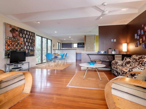 Straddie Beach House 2 - Darwin Holiday 3