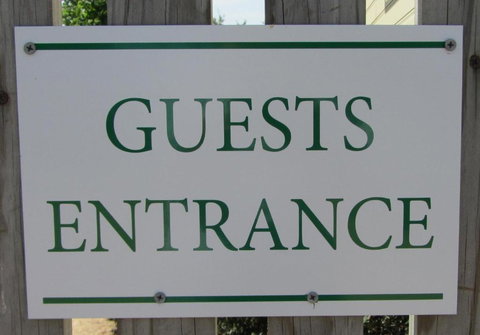 Elm Trees Accommodation At Ross - Darwin Holiday 4