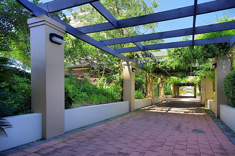 902 At The Plaza - Darwin Holiday 0