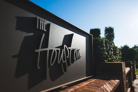 The Houston - Darwin Holiday 0