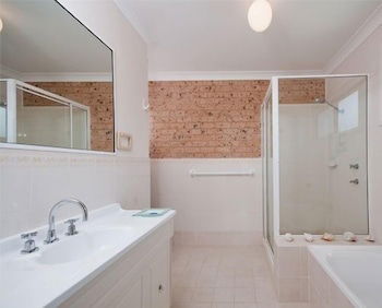 Bombora At Fingal Bay - Darwin Holiday 4