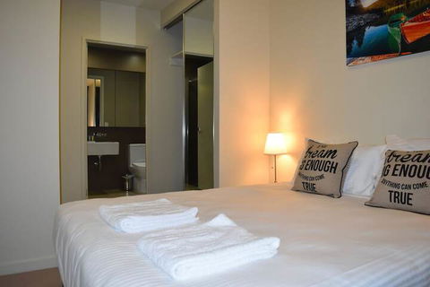 Melbourne SkyHigh Apartments - Darwin Holiday 1