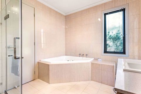Quality Suites Point Cook Seasons 5 - Darwin Holiday 7