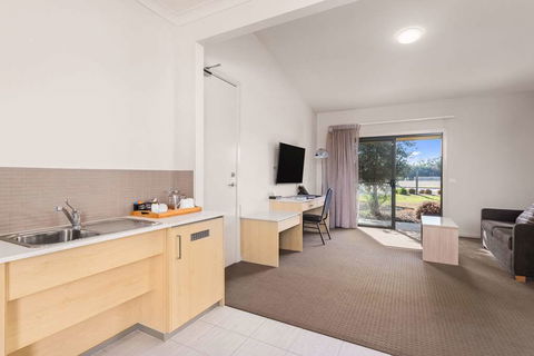 Quality Suites Point Cook Seasons 5 - Darwin Holiday 16