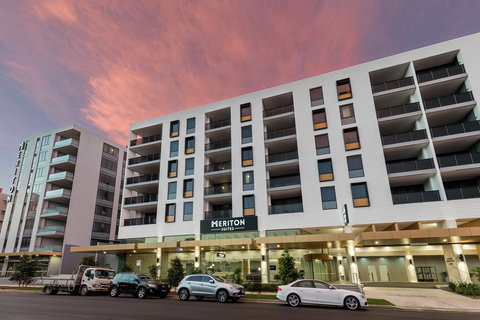 Meriton Suites Sydney Airport - Darwin Holiday 1