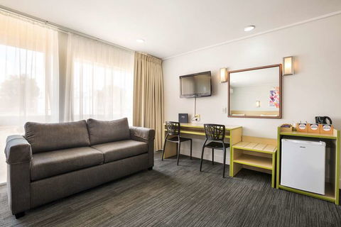 Nightcap At Coolaroo Hotel - Darwin Holiday 9