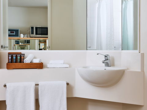 Mercure Melbourne Southbank - Darwin Holiday 3