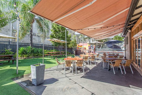 Nightcap at High Flyer Hotel - Darwin Holiday 0