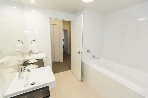 Gladstone Central Plaza Apartment Hotel - Darwin Holiday 1