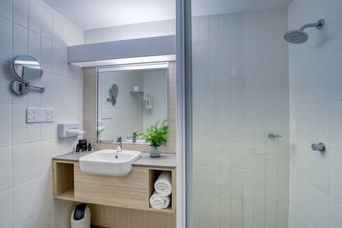 The Palmer Collective - Darwin Holiday 6