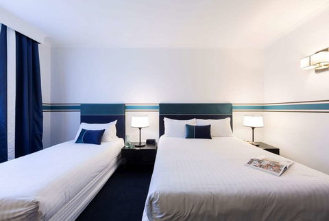 Ramada by Wyndham Diplomat Canberra - Darwin Holiday 5