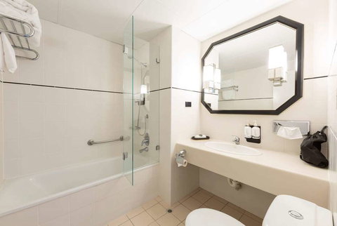 Ramada by Wyndham Diplomat Canberra - Darwin Holiday 9