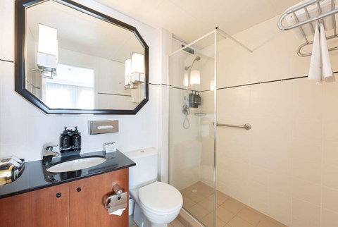 Ramada by Wyndham Diplomat Canberra - Darwin Holiday 10