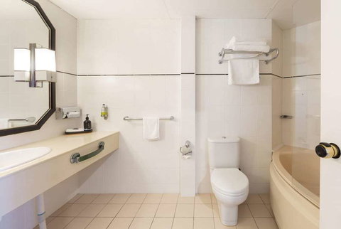 Ramada by Wyndham Diplomat Canberra - Darwin Holiday 11