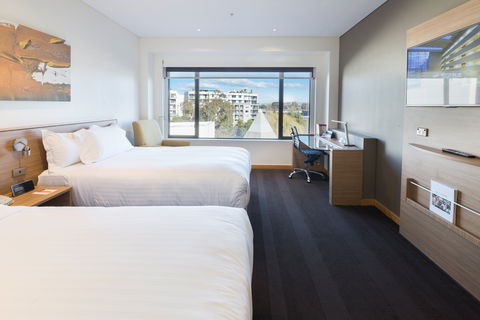 Crowne Plaza Canberra - Darwin Holiday 6