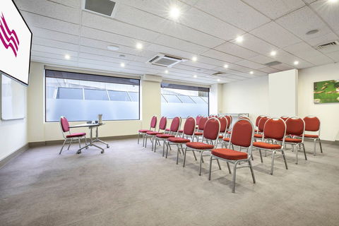Crowne Plaza Canberra - Darwin Holiday 9