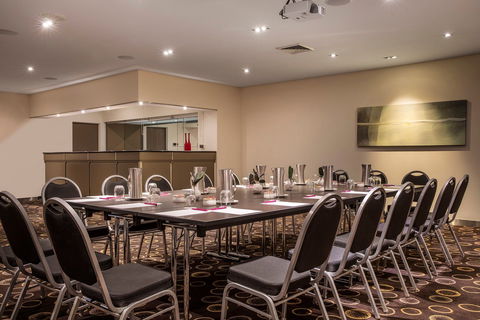 Crowne Plaza Canberra - Darwin Holiday 10