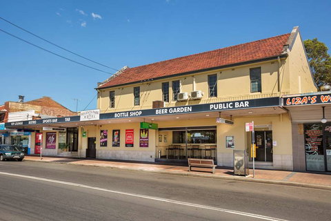 Nightcap at Regents Park Hotel - Darwin Holiday 0