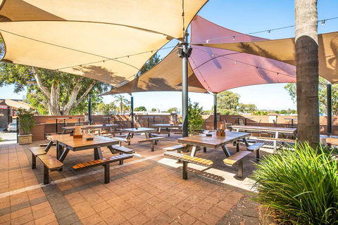 Nightcap At Wanneroo Tavern - Darwin Holiday 1