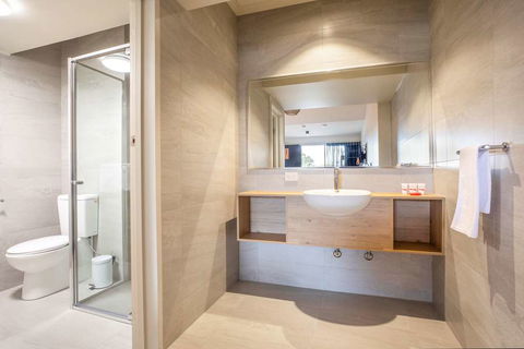 Nightcap at Manhattan Hotel - Darwin Holiday 0