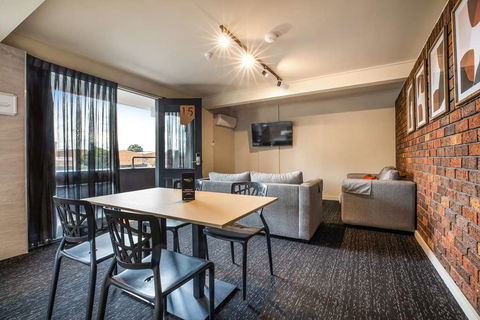 Nightcap at Manhattan Hotel - Darwin Holiday 7