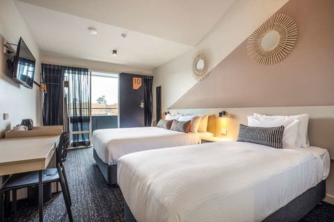 Nightcap at Manhattan Hotel - Darwin Holiday 10