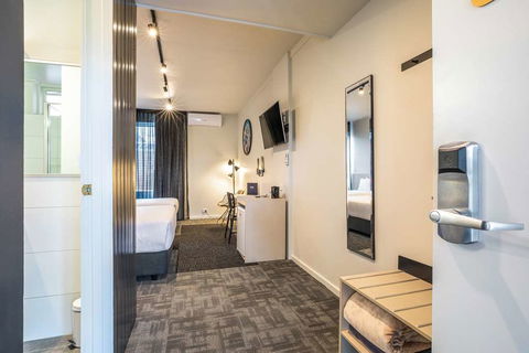 Nightcap At Keysborough Hotel - Darwin Holiday 7