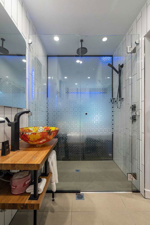 The Constance - Darwin Holiday 6