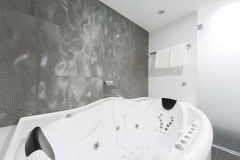 Avenue Hotel Canberra - Darwin Holiday 3