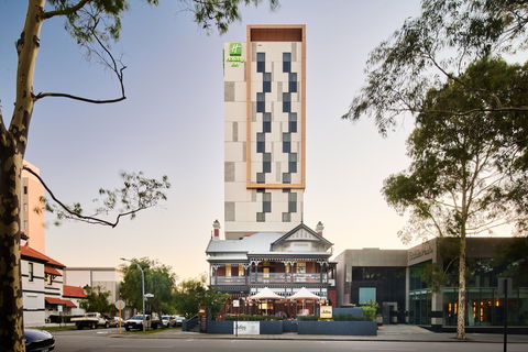 Holiday Inn West Perth - Darwin Holiday 1