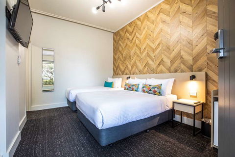 Nightcap At Sylvania Hotel - Darwin Holiday 1