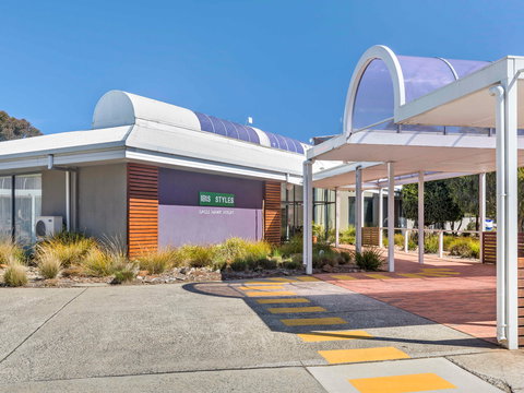 Ibis Styles Eagle Hawk Canberra Resort - Darwin Holiday 1