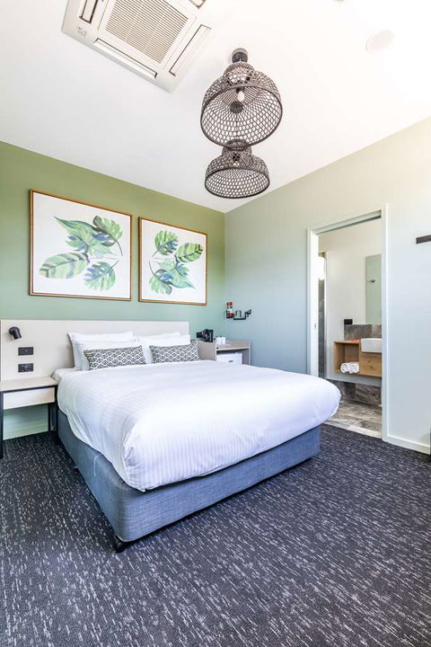 Nightcap at Commercial Hotel - Darwin Holiday 0