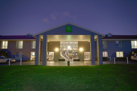 Ibis Styles Canberra - Darwin Holiday 5