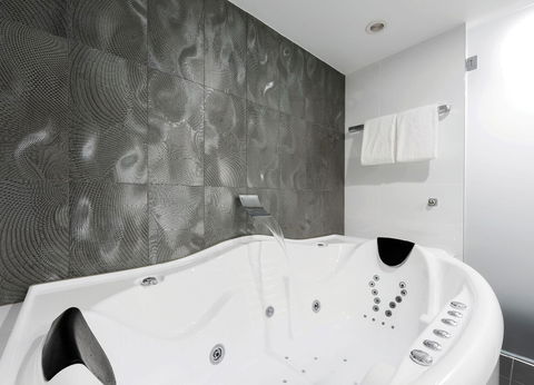 Avenue Hotel Canberra - Darwin Holiday 4