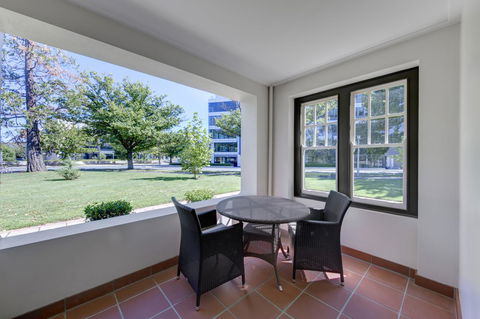 Hotel Kurrajong Canberra - Darwin Holiday 10