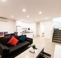 3BR Townhouse Double Garage walk to Lake Ginninderra - Darwin Holiday