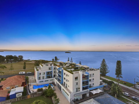 Lakeside Waterfront Apartment The Entrance - Darwin Holiday 16