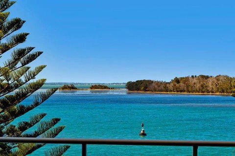 Lakeside Waterfront Apartment The Entrance - Darwin Holiday 34